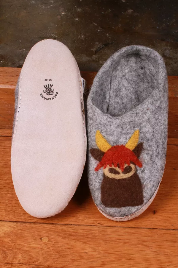 Amazon.com: Highland Cow Slippers, Plush Scottish Cow Slippers, Cute Fluffy  Animal Slippers for Indoor Outdoor (A, Adult, Women, 5, Numeric Range, US  Footwear Size System, 8.5, Narrow) : Clothing, Shoes & Jewelry